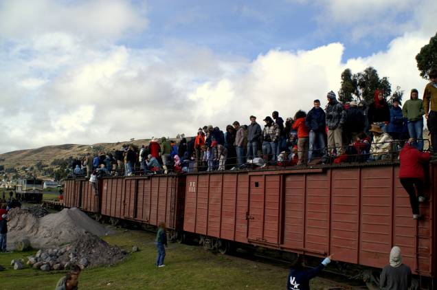Conferidos os bilhetes e efetuado o embarque, os turistas têm basicamente duas opções de acomodação: a convencional, ou seja, no interior do vagão, e a aparentemente insana possibilidade de ir sentado em cima das composições. Sim, isso mesmo, é possível – e, acredite, recomendável – viajar sobre os vagões, sentindo na cara a brisa andina. Conferidos os bilhetes e efetuado o embarque, os turistas têm basicamente duas opções de acomodação: a convencional, ou seja, no interior do vagão, e a aparentemente insana possibilidade de ir sentado em cima das composições. Sim, isso mesmo, é possível – e, acredite, recomendável – viajar sobre os vagões, sentindo na cara a brisa andina.