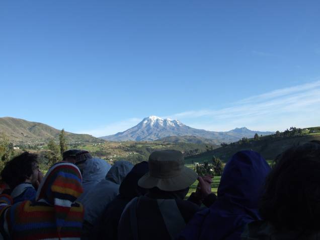 Em momentos estratégicos o maquinista desacelera a composição para que os viajantes possam desfrutar das paisagens e registrar com suas filmadoras e máquinas fotográficas os picos nevados, vulcões e vilarejos que aparecem ao longo do trajeto. Ao fundo, na foto, está o mítico Chimborazo, cujo cume alcança 6.267 metros acima do nível do mar: simplesmente o vulcão mais alto dos Andes equatorianos. Em momentos estratégicos o maquinista desacelera a composição para que os viajantes possam desfrutar das paisagens e registrar com suas filmadoras e máquinas fotográficas os picos nevados, vulcões e vilarejos que aparecem ao longo do trajeto. Ao fundo, na foto, está o mítico Chimborazo, cujo cume alcança 6.267 metros acima do nível do mar: simplesmente o vulcão mais alto dos Andes equatorianos.