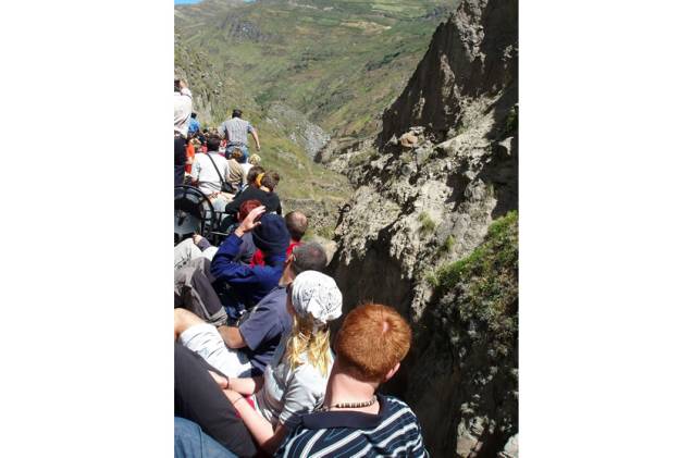 Se em alguns momentos o trem diminui a velocidade, noutros ele literalmente... para! Em determinados pontos do trajeto os trilhos bifurcam, obrigando os responsáveis a descer e verificar as condições para que a viagem prossiga sem sobressaltos. Mas, às vezes, mesmo tomando as cabidas precauções... Se em alguns momentos o trem diminui a velocidade, noutros ele literalmente... para! Em determinados pontos do trajeto os trilhos bifurcam, obrigando os responsáveis a descer e verificar as condições para que a viagem prossiga sem sobressaltos. Mas, às vezes, mesmo tomando as cabidas precauções...