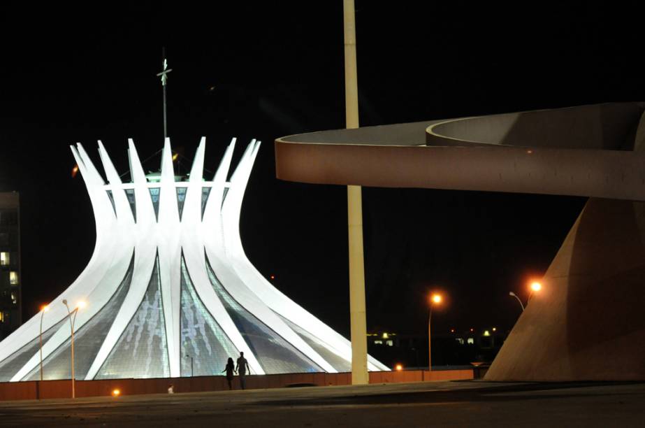 Localizada no Eixo Monumental, a Catedral Metropolitana de Nossa Senhora Aparecida de Brasília é um dos projetos mais conhecidos de Oscar Niemeyer Localizada no Eixo Monumental, a Catedral Metropolitana de Nossa Senhora Aparecida de Brasília é um dos projetos mais conhecidos de Oscar Niemeyer