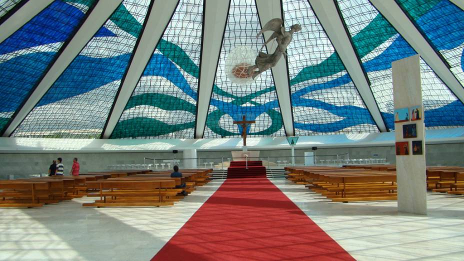 Como foi construída abaixo do nível do solo, a Catedral Metropolitana de Brasília revela-se maior por dentro do que se presume. O local reúne obras de Di Cavalcanti, Ceschiatti e Athos Bulcão Como foi construída abaixo do nível do solo, a Catedral Metropolitana de Brasília revela-se maior por dentro do que se presume. O local reúne obras de Di Cavalcanti, Ceschiatti e Athos Bulcão