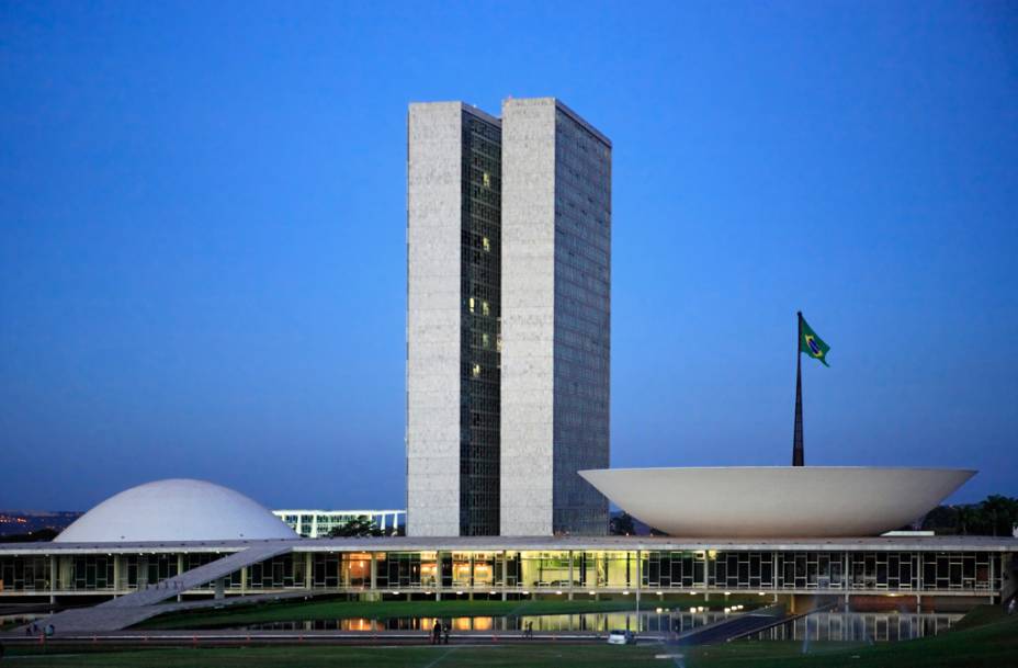 Os visitantes podem assistir parte de uma sessão no Congresso Nacional, o maior símbolo de Brasília, projetado por Niemeyer Os visitantes podem assistir parte de uma sessão no Congresso Nacional, o maior símbolo de Brasília, projetado por Niemeyer