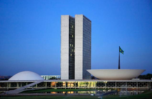 Os visitantes podem assistir parte de uma sessão no <a href="https://viajeaqui.abril.com.br/estabelecimentos/br-df-brasilia-atracao-congresso-nacional-001" rel="Congresso Nacional">Congresso Nacional</a>, o maior símbolo de <a href="https://viajeaqui.abril.com.br/cidades/br-df-brasilia" rel="Brasília">Brasília</a>, projetado por Niemeyer Os visitantes podem assistir parte de uma sessão no <a href="https://viajeaqui.abril.com.br/estabelecimentos/br-df-brasilia-atracao-congresso-nacional-001" rel="Congresso Nacional">Congresso Nacional</a>, o maior símbolo de <a href="https://viajeaqui.abril.com.br/cidades/br-df-brasilia" rel="Brasília">Brasília</a>, projetado por Niemeyer