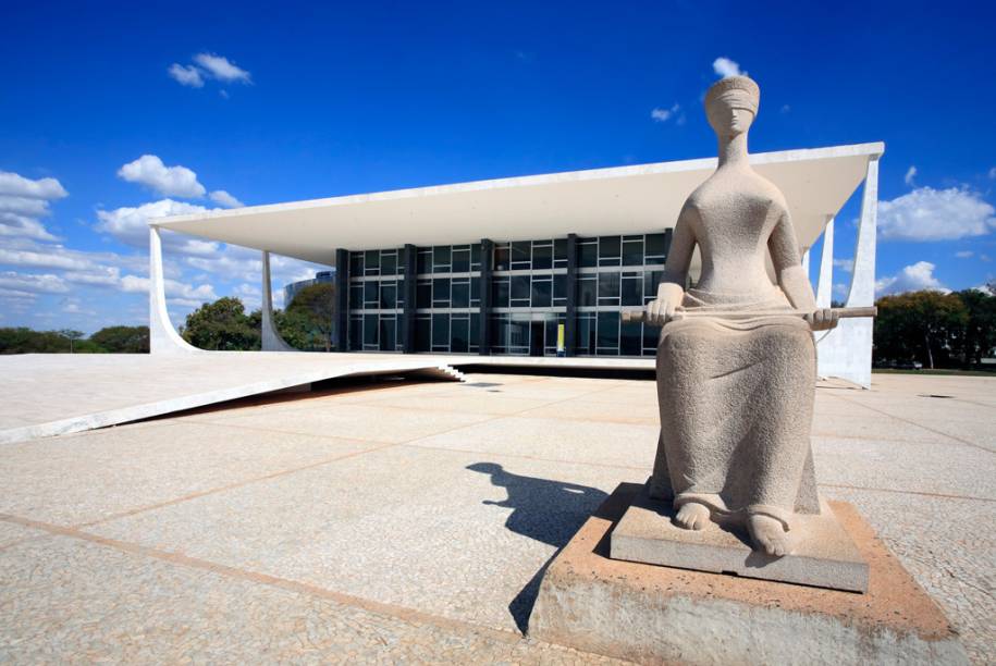 Fachada do Supremo Tribunal Federal e estátua "A Justiça", de Alfredo Seschiatti, no Eixo Monumental