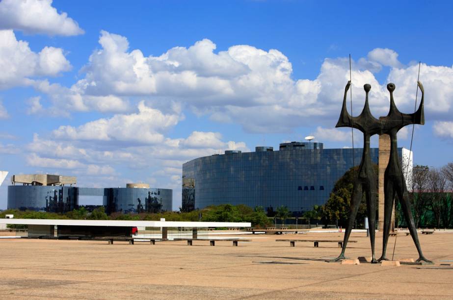 A Praça dos Três Poderes une o Congresso (Poder Legislativo), o Palácio do Planalto (Executivo) e o Supremo Tribunal Federal (Judiciário) A Praça dos Três Poderes une o Congresso (Poder Legislativo), o Palácio do Planalto (Executivo) e o Supremo Tribunal Federal (Judiciário)