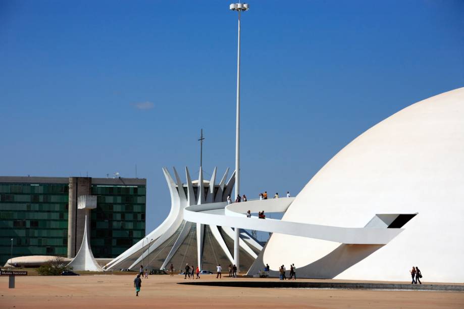 A cúpula branca do Museu Nacional de Brasília chama atenção pela enorme rampa de acesso e por uma passarela externa que serve de mirante para a Explanada dos Ministérios A cúpula branca do Museu Nacional de Brasília chama atenção pela enorme rampa de acesso e por uma passarela externa que serve de mirante para a Explanada dos Ministérios