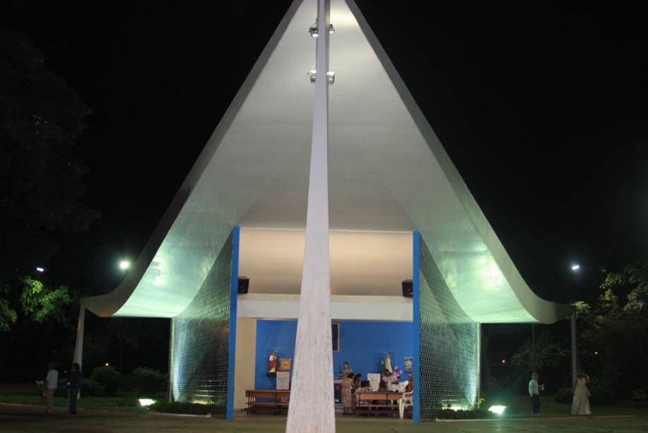 Primeiro templo religioso da cidade, a Igrejinha Nossa Senhora de Fátima foi construída a pedido da então primeira-dama, Sarah Kubitschek, para o pagamento de uma promessa