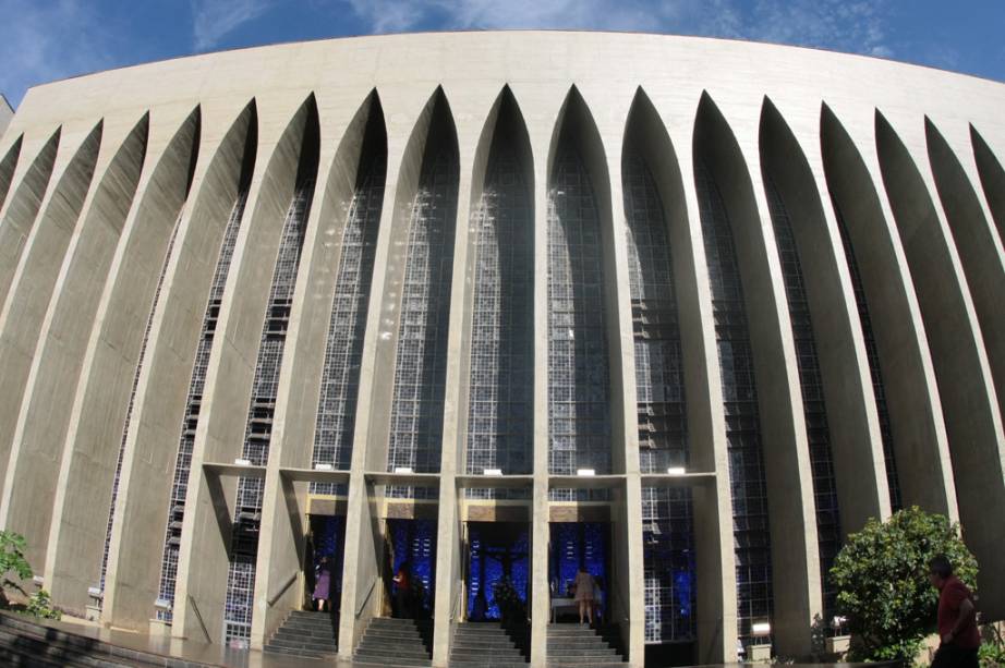 O Santuário Dom Bosco chama atenção pela luz azul que tinge todo ambiente. Isto se dá pois, no lugar de paredes, a igreja é cercada por vitrais