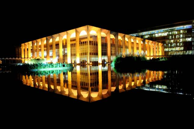 Sede do Ministério das Relações Exteriores, o <a href="https://viajeaqui.abril.com.br/estabelecimentos/br-df-brasilia-atracao-palacio-itamaraty-dos-arcos-1970" rel="Palácio do Itamaraty">Palácio do Itamaraty</a> abriga obras de Alfredo Volpi, Athos Bulcão, Lasar Segall e Victor Brecheret Sede do Ministério das Relações Exteriores, o <a href="https://viajeaqui.abril.com.br/estabelecimentos/br-df-brasilia-atracao-palacio-itamaraty-dos-arcos-1970" rel="Palácio do Itamaraty">Palácio do Itamaraty</a> abriga obras de Alfredo Volpi, Athos Bulcão, Lasar Segall e Victor Brecheret