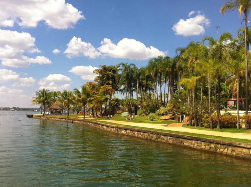 O Pontão do Lago Sul é uma opção de lazer em Brasília. O local reúne adeptos de windsurfe, lanchas, barcos, além de restaurantes, bares e quiosques