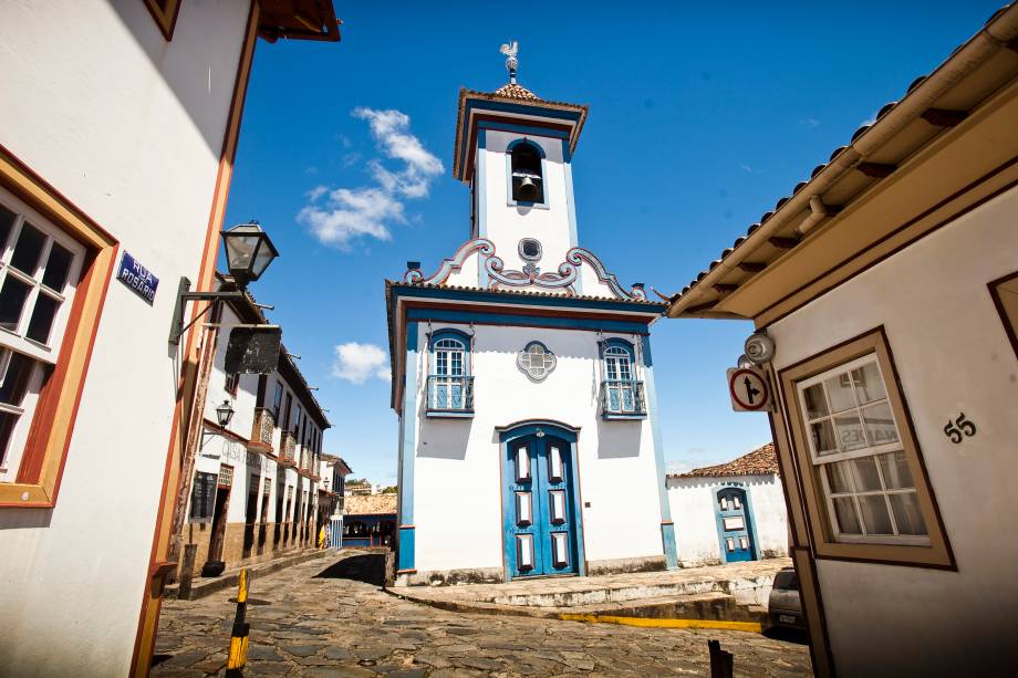 <strong>Centro Histórico de Diamantina, Minas Gerais</strong> Uma das cidades históricas mais peculiares do estado de Minas Gerais recebeu o título de Patrimônio da Unesco em 1999. Foi construída no século 18 em meio a montanhas rochosas, de difícil acesso - justamente porque estas montanhas estavam recheadas de diamantes. As construções são mais simples e, apesar de o barroco ainda ser o estilo arquitetônico, diferem-se muito do restante das ostensivas cidades históricas mineiras. As igrejas, por exemplo, parecem-se com as casas - e muitas delas têm apenas uma torre, como na foto. A cultura também tem características exclusivas, outro motivo para a cidade ter se tornado patrimônio pela Unesco.   <a href="https://www.booking.com/searchresults.pt-br.html?aid=332455&sid=605c56653290b80351df808102ac423d&sb=1&src=searchresults&src_elem=sb&error_url=https%3A%2F%2Fwww.booking.com%2Fsearchresults.pt-br.html%3Faid%3D332455%3Bsid%3D605c56653290b80351df808102ac423d%3Bclass_interval%3D1%3Bdest_id%3D-671519%3Bdest_type%3Dcity%3Bdtdisc%3D0%3Bfrom_sf%3D1%3Bgroup_adults%3D2%3Bgroup_children%3D0%3Biata%3DSLZ%3Binac%3D0%3Bindex_postcard%3D0%3Blabel_click%3Dundef%3Bno_rooms%3D1%3Boffset%3D0%3Bpostcard%3D0%3Braw_dest_type%3Dcity%3Broom1%3DA%252CA%3Bsb_price_type%3Dtotal%3Bsearch_selected%3D1%3Bsrc%3Dindex%3Bsrc_elem%3Dsb%3Bss%3DS%25C3%25A3o%2520Lu%25C3%25ADs%252C%2520Maranh%25C3%25A3o%252C%2520Brasil%3Bss_all%3D0%3Bss_raw%3DS%25C3%25A3o%2520Lu%25C3%25ADs%3Bssb%3Dempty%3Bsshis%3D0%26%3B&ss=Diamantina%2C+Minas+Gerais%2C+Brasil&ssne=S%C3%A3o+Lu%C3%ADs&ssne_untouched=S%C3%A3o+Lu%C3%ADs&city=-671519&checkin_monthday=&checkin_month=&checkin_year=&checkout_monthday=&checkout_month=&checkout_year=&group_adults=2&group_children=0&no_rooms=1&from_sf=1&ss_raw=Diamantina&ac_position=0&ac_langcode=xb&dest_id=-640138&dest_type=city&place_id_lat=-18.24409&place_id_lon=-43.60065&search_pageview_id=ecb08202acf601c5&search_selected=true&search_pageview_id=ecb08202acf601c5&ac_suggestion_list_length=5&ac_suggestion_theme_list_length=0" target="_blank" rel="noopener"><em>Busque hospedagens em Diamantina</em></a>