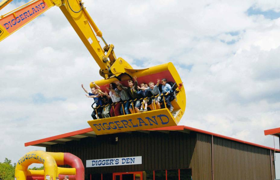 Inspirado na construção civil, o <strong>Diggerland </strong>coloca à disposição dos turistas tratores, guinchos e outros maquinários reais no lugar de brinquedos comuns. Lá, crianças e adultos podem operar as máquinas e cavar à vontade com a ajuda da equipe que trabalha no parque.<br />  <br />  O parque foi inaugurado em 2000 e atualmente tem quatro unidades no Reino Unido. Mesmo com algumas atividades diferentes entre si, todas têm áreas de brinquedos (ligados ao tema da construção), caixas de areia, passeios de carro e, claro, muitas máquinas pesadas.