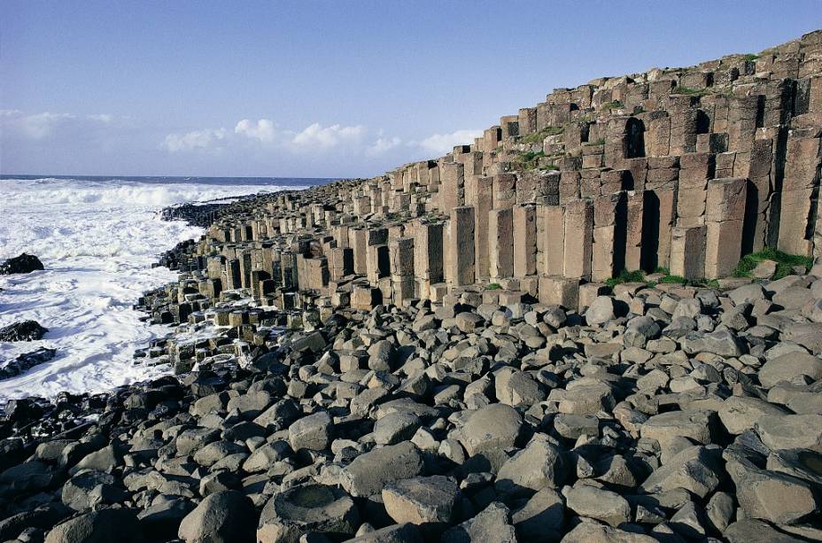 <strong>Giant’s Causeway, Irlanda do Norte:</strong> Os 40 mil blocos de basalto que cobrem o litoral da Irlanda do Norte formam uma das paisagens mais curiosas do planeta. É tudo tão intrigante que não parecem ser uma formação natural. Coberta de lendas e histórias, este teria sido o domínio de Finn MacCool, gigante protetor do rei da Irlanda, que talhou o litoral a pancadas. Uma versão menos romântica aponta para fortes atividades vulcânicas a cerca de 50-60 milhões de anos como a origem mais provável da mais popular atração turística da região. <strong>Distância de Londres: 1h20 de avião até Belfast</strong>, com AerLingus, Flybe, British Airways e EasyJet e, de lá, mais 100 quilômetros via terrestre