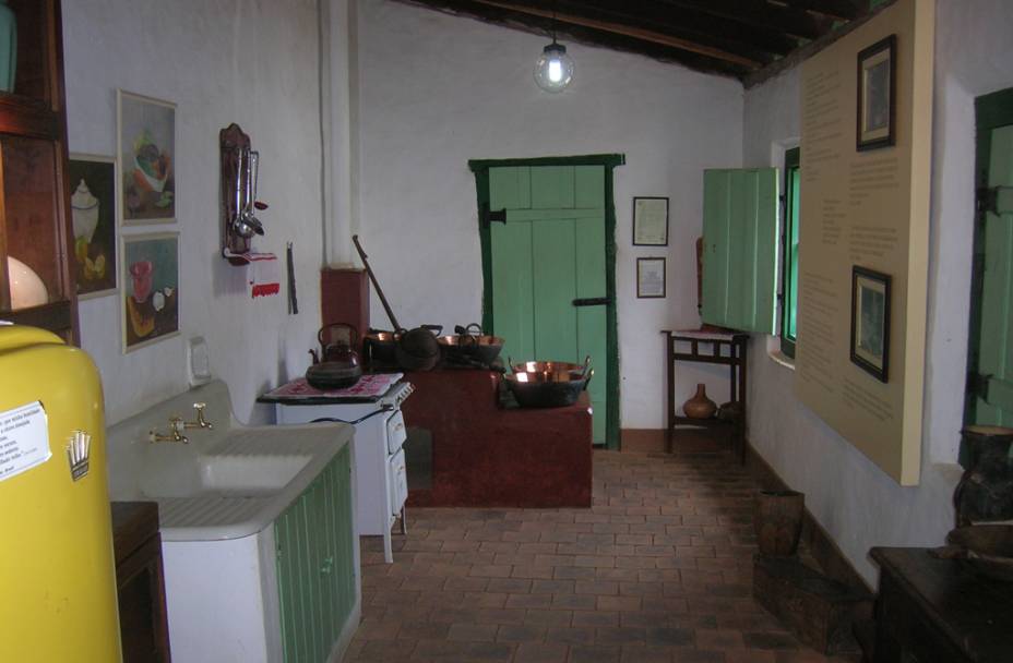 <strong><a href="https://viajeaqui.abril.com.br/estabelecimentos/br-go-goias-atracao-casa-de-cora-coralina" rel="Cora Coralina" target="_blank">Cora Coralina</a> (<a href="https://viajeaqui.abril.com.br/cidades/br-go-goias" rel="Goiás" target="_blank">Goiás</a>, <a href="https://viajeaqui.abril.com.br/estados/br-goias" rel="Goiás" target="_blank">Goiás</a>)</strong>    A senhorinha que encantou o Brasil e o mundo com seus poemas singelos, e ao mesmo tempo extremamente fortes, que relatavam o dia a dia de uma menina que morava na casa da ponte, vivia mesmo em um <a href="https://viajeaqui.abril.com.br/estabelecimentos/br-go-goias-atracao-casa-de-cora-coralina" rel="casarão à beira da ponte sobre o Rio Vermelho, em Goiás" target="_blank">casarão à beira da ponte sobre o Rio Vermelho, em Goiás</a>.    Uma das representantes mais famosas da cidade histórica rodeada pela Serra Dourada, no meio do estado de mesmo nome, Cora Coralina precisou fazer doces para vender nos últimos anos de sua vida. Por isso, a cozinha é um dos pontos altos da visita. A casa da ponte - como é carinhosamente chamada pelos visitantes - ainda tem um jardim enorme e florido (tem até uma bica de água fresquinha), conserva as roupas que ela usou, a cama em que dormiu e a sua poltrona preferida, de onde recebia visitas ilustres