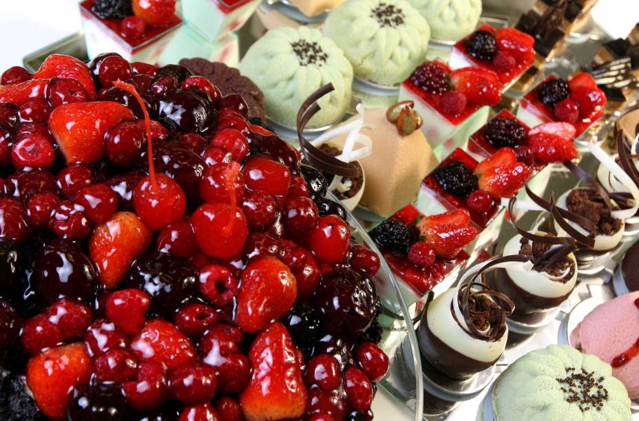 <strong>Doces caseiros</strong> Os docinhos de <a href="https://viajeaqui.abril.com.br/cidades/br-go-goias" target="_blank" rel="noopener">Goiás (GO)</a> ganharam notoriedade com a poetisa e doceira de mão cheia <a href="https://www.museucoracoralina.com.br/site/" target="_blank" rel="noopener">Cora Coralina</a>. A arte também era dominada por mulheres como Dona Dita e sua vizinha Dona Zilda, contemporâneas de Cora, que repassaram seus segredos para colegas que mantêm viva a tradição. Cada doceira tem sua especialidade, mas os quitutes mais famosos são o pastelinho (massa assada reacheada com doce de leite) e os doces de frutas. A maioria é vendida nas casas das próprias doceiras. Mas há também as docerias maiores, como a confeitaria Richesse (foto), onde um dos doces mais concorrido é o bolo dos anjos, que leva brigadeiro de chocolate branco e morango <strong>Doces caseiros</strong> Os docinhos de <a href="https://viajeaqui.abril.com.br/cidades/br-go-goias" target="_blank" rel="noopener">Goiás (GO)</a> ganharam notoriedade com a poetisa e doceira de mão cheia <a href="https://www.museucoracoralina.com.br/site/" target="_blank" rel="noopener">Cora Coralina</a>. A arte também era dominada por mulheres como Dona Dita e sua vizinha Dona Zilda, contemporâneas de Cora, que repassaram seus segredos para colegas que mantêm viva a tradição. Cada doceira tem sua especialidade, mas os quitutes mais famosos são o pastelinho (massa assada reacheada com doce de leite) e os doces de frutas. A maioria é vendida nas casas das próprias doceiras. Mas há também as docerias maiores, como a confeitaria Richesse (foto), onde um dos doces mais concorrido é o bolo dos anjos, que leva brigadeiro de chocolate branco e morango