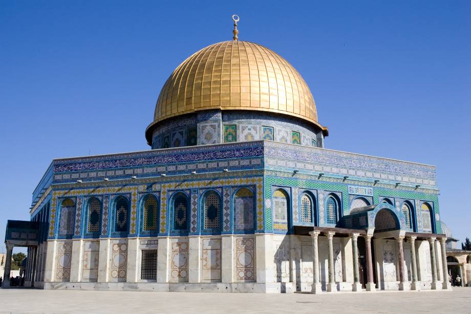 Localizada ao lado da Al Aqsa, também no topo do Monte do Templo, muitas vezes elas são confundidas entre si ou consideradas partes de um mesmo complexo, porém elas têm origens e razões de existir bem diferentes. Foi completada em 691 já com sua forma atual (é um dos exemplos de arquitetura islâmica mais antigos do mundo) após o cerco muçulmano à cidade, que na época era dominada por católicos. É um dos monumentos mais conhecidos de Jerusalém. Sua estrutura e mosaicos foram inspirados em igrejas bizantinas, em especial a Capela Bizantina de Maria, construída em 458 na estrada entre Jerusalém e Belém. Essa magnífica cúpula dourada foi construída para rivalizar as cúpulas de outros monumentos religiosos da cidade na época e tinha o mesmo tamanho que o da Igreja do Santo Sepulcro, destruída em 1009 (e depois reconstruída em 1048). O exterior da Cúpula da Rocha foi coberto de mosaicos de azulejo durante o século 16, sob o mando do sultão otomano Suleiman, o Magnificente.