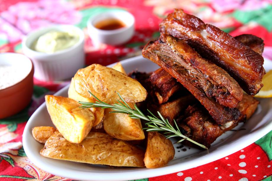 <strong>Dona Teresa</strong>A saborosa <strong>costelinha de porco</strong> acompanhada de batatas rústicas, maionese de rúcula e farofa é a sugestão da casa que concorre ao concurso gastronômico Comida di Buteco. <br /><strong>Onde: </strong>Rua Fernando de Albuquerque, 57, Consolação – Tel. (11) 9243-8556<br /><strong>Horário de funcionamento: </strong>terça a domingo, das 18h à 0h<br /> 