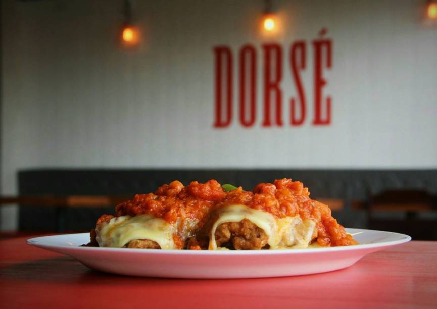 <a href="https://www.facebook.com/dorsebarerestaurante" rel="Dorsé Bar e Restaurante" target="_blank"><strong>Dorsé Bar e Restaurante</strong></a>Também localizado na rua Sapucaí, seu cardápio com drinks interessantes, petiscos, comidinhas e PFs sofisticados (como o Bife à Parmegiana da foto acima) atrai clientes principalmente durante a Happy Hour, quando o sol se põe magistralmente atrás dos prédios do centro de BH. A coxinha de massa de tapioca com recheio de carne seca e queijo coalho e as bruschettas de pão de queijo com ragu de linguiça ou pera com gorgonzola são imperdíveis! Para beber, chope Backer, variada seleção de vinhos brancos, rosés e espumantes e bons drinks. <strong>Endereço:</strong> Rua Sapucaí, 271, Floresta. Abre de terça a sábado de 11h à meia noite e domingo até as 18h <a href="https://www.facebook.com/dorsebarerestaurante" rel="Dorsé Bar e Restaurante" target="_blank"><strong>Dorsé Bar e Restaurante</strong></a>Também localizado na rua Sapucaí, seu cardápio com drinks interessantes, petiscos, comidinhas e PFs sofisticados (como o Bife à Parmegiana da foto acima) atrai clientes principalmente durante a Happy Hour, quando o sol se põe magistralmente atrás dos prédios do centro de BH. A coxinha de massa de tapioca com recheio de carne seca e queijo coalho e as bruschettas de pão de queijo com ragu de linguiça ou pera com gorgonzola são imperdíveis! Para beber, chope Backer, variada seleção de vinhos brancos, rosés e espumantes e bons drinks. <strong>Endereço:</strong> Rua Sapucaí, 271, Floresta. Abre de terça a sábado de 11h à meia noite e domingo até as 18h