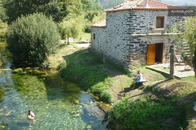 <a href="https://www.airbnb.com.br/rooms/3068586" rel="10. Viana do Castelo, Portugal" target="_blank"><strong>8. Viana do Castelo, Portugal</strong></a> Localizada a 80 quilômetros de Porto, a casa é uma espécie de chalé que acomoda quatro pessoas <a href="https://www.airbnb.com.br/rooms/3068586" rel="10. Viana do Castelo, Portugal" target="_blank"><strong>8. Viana do Castelo, Portugal</strong></a> Localizada a 80 quilômetros de Porto, a casa é uma espécie de chalé que acomoda quatro pessoas