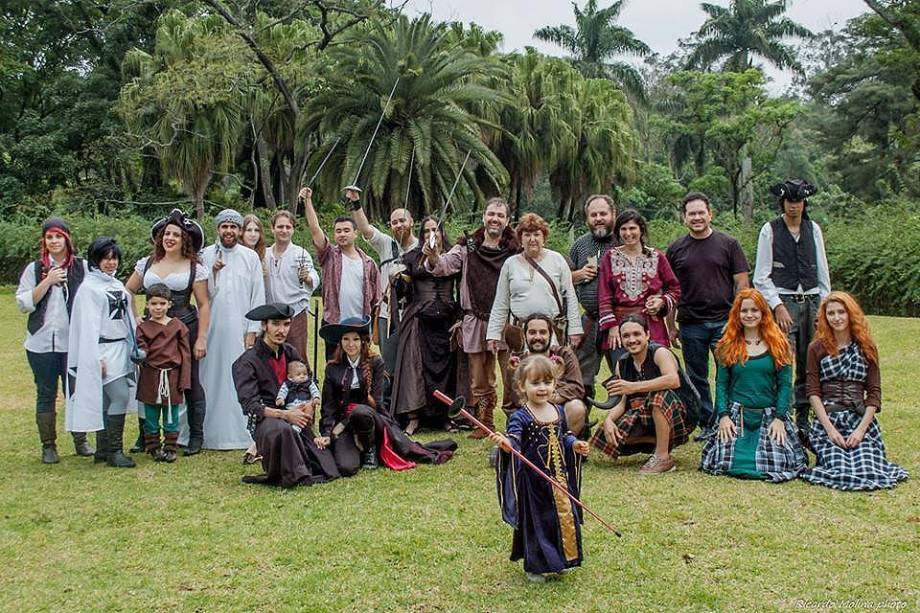 Passear em um parque público pode não ser a vibe nerd - a não ser que o parque seja o ponto de encontro de grupos de <em>swordplay</em>. Turmas se reúnem aos domingos nos parques <a href="https://viajeaqui.abril.com.br/estabelecimentos/br-sp-sao-paulo-atracao-parque-do-ibirapuera" rel="Ibirapuera" target="_blank">Ibirapuera</a> e <a href="https://viajeaqui.abril.com.br/estabelecimentos/br-sp-sao-paulo-atracao-parque-villa-lobos" rel="Villa-Lobos" target="_blank">Villa-Lobos</a> para travar batalhas que, segundo o roteiro geek, seriam "capazes de despertar emoção até em Cersei Lannister (personagem da série Game of Thrones)"