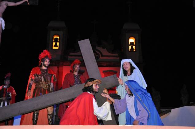 Tal como nas esculturas talhadas por Aleijadinho, a Paixão de Cristo também é dramatizada durante a Semana Santa, em Congonhas Tal como nas esculturas talhadas por Aleijadinho, a Paixão de Cristo também é dramatizada durante a Semana Santa, em Congonhas