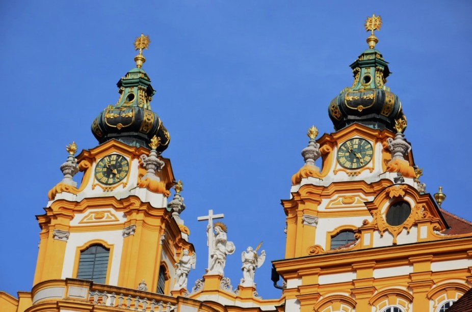 A pequena cidade de Melk, no Wachau, é dominada pelo monastério beneditino Stift Melk, em estilo barroco. A grande abadia é um dos locais mais famosos da região e importante pólo intelectual por diversos séculos