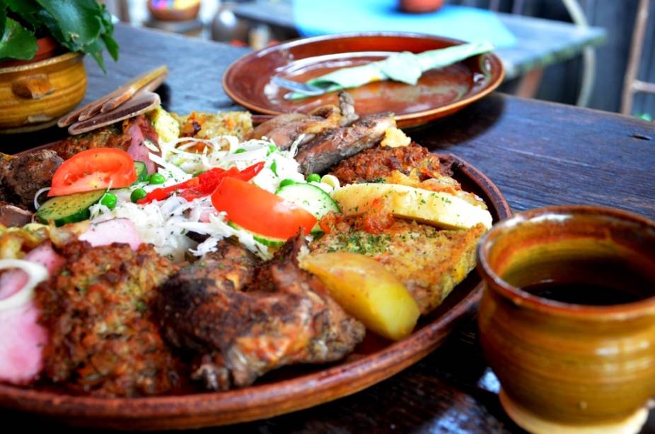 Pratos com carnes de coelho e faisão e panquecas de batata são comuns em países do centro-leste europeu. Acompanhados de vinho de mel, o <em>mead</em>, são uma refeição completa e bem calórica