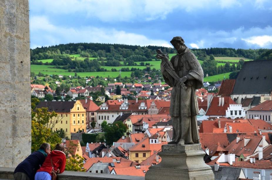 Cesky Krumlov possui um castelo medieval desproporcionalmente grande em relação ao tamanho da cidade. As vistas a partir dele, sobre o centro histórico, são arrebatadoras