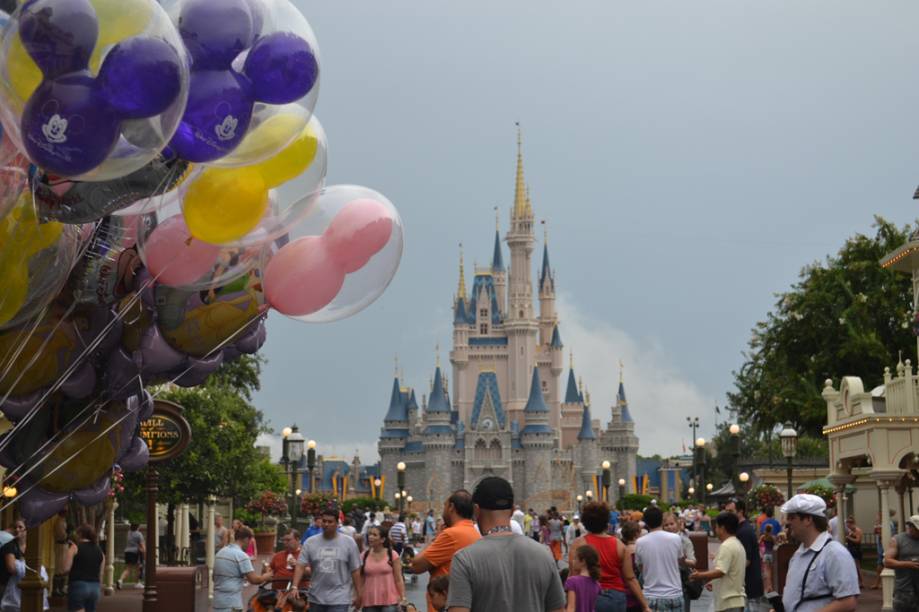 Parada obrigatória do Magic Kingdom, o Castelo da Cinderela é o lugar ideal para uma bela fotografia. Ele tem aproximadamente 57,6 metros de altura e é cercado por um fosso