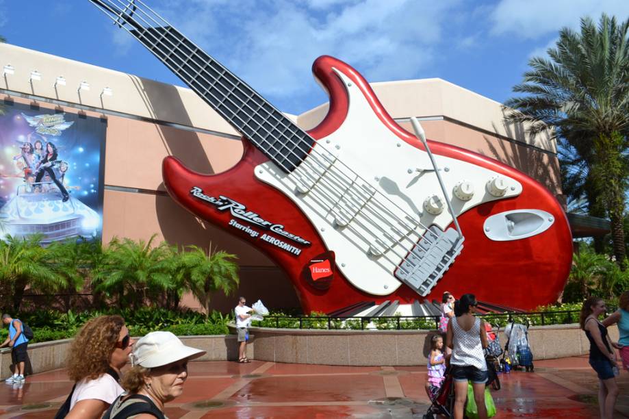 O percurso da montanha-russa Rockn Roller Coaster Starring Aerosmith, no Hollywood Studios, em Orlando, é inteiro no escuro. A velocidade do carrinho vai de zero a 98 km/h em 2,8 segundos