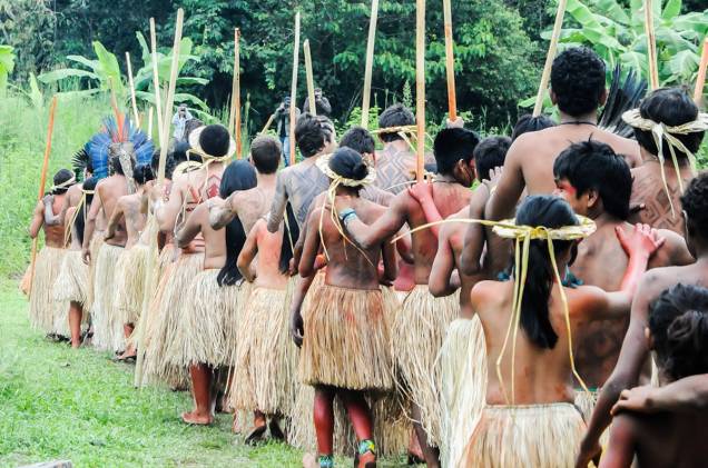 Yanawás e turistas e turistas em celebração Yanawás e turistas e turistas em celebração