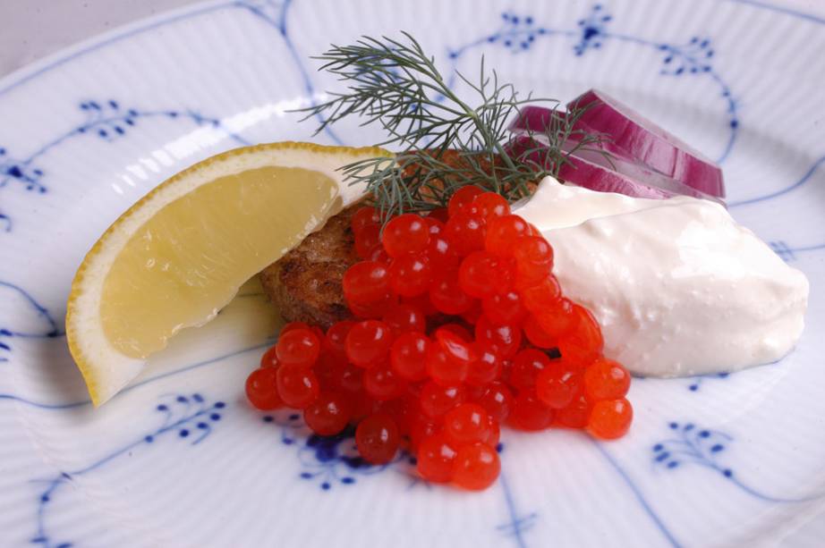 Prato do Aquavit, Blinis é feito de farinha sarracena e servido com ovas de salmão e sous cream, dill e limão siciliano Prato do Aquavit, Blinis é feito de farinha sarracena e servido com ovas de salmão e sous cream, dill e limão siciliano