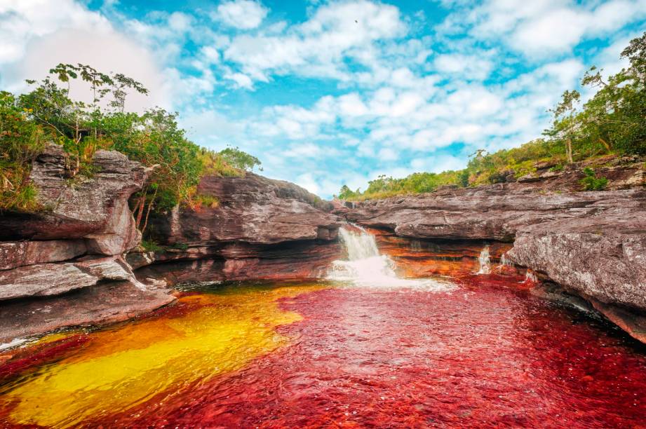 <strong>Canõs Cristales – <a href="https://viajeaqui.abril.com.br/paises/colombia" rel="Colômbia " target="_blank">Colômbia </a></strong>Há quem diga que as muitas cores das águas de Caños Cristales, localizado no Parque Nacional Sierra de la Macarena, fazem dele o rio mais bonito do mundo. A coloração viva é obra prima de algas e plantas aquáticas