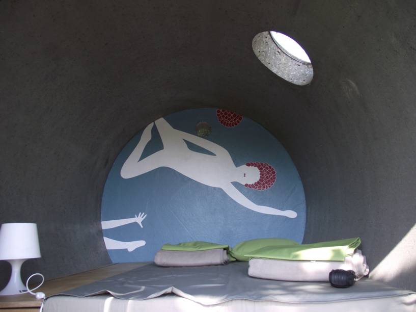 Os quartos dentro dos tubos de esgoto são razoavelmente ventilados e frescos e contam com cama, espaço para bagagem e eletricidade Os quartos dentro dos tubos de esgoto são razoavelmente ventilados e frescos e contam com cama, espaço para bagagem e eletricidade