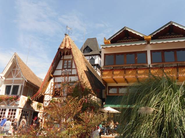 As casinhas enxaimel abrigam lojas, cafés e galerias charmosas As casinhas enxaimel abrigam lojas, cafés e galerias charmosas