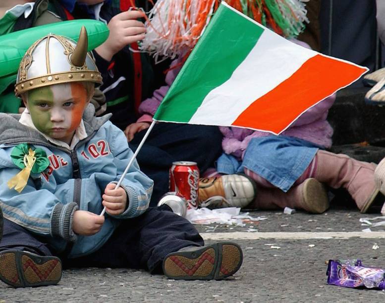 O dia nacional mais celebrado internacionalmente é, provavelmente, o Dia de Saint Patrick. O santo protetor da ilha verde é lembrado em todos os países onde há grandes comunidades irlandesas.Canadá, Estados Unidos, Austrália, Inglaterra e Nova Zelândia, além da própria <a href="https://viajeaqui.abril.com.br/paises/irlanda" target="_blank">Irlanda</a>, promovem animadas paradas, consomem quantidades homéricas de cerveja preta e pintam de verde suas cidades. <a href="https://viajeaqui.abril.com.br/cidades/estados-unidos-chicago" target="_blank">Chicago </a>e <a href="https://viajeaqui.abril.com.br/cidades/estados-unidos-boston" target="_blank">Boston </a>têm festas particularmente animadas, mas nada se compara à animação vista em <a href="https://viajeaqui.abril.com.br/cidades/irlanda-dublin" target="_blank">Dublin</a>