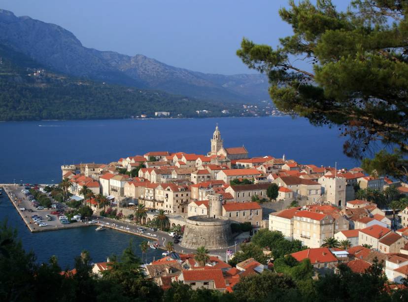 Korcula, na Croácia, é uma cidade costeira que faz sucesso no verão; entre as atrações da cidade, estão as ruínas de uma casa que, diz a lenda, pertenceu ao navegador Marco Polo - hoje, o lugar é um museu Korcula, na Croácia, é uma cidade costeira que faz sucesso no verão; entre as atrações da cidade, estão as ruínas de uma casa que, diz a lenda, pertenceu ao navegador Marco Polo - hoje, o lugar é um museu