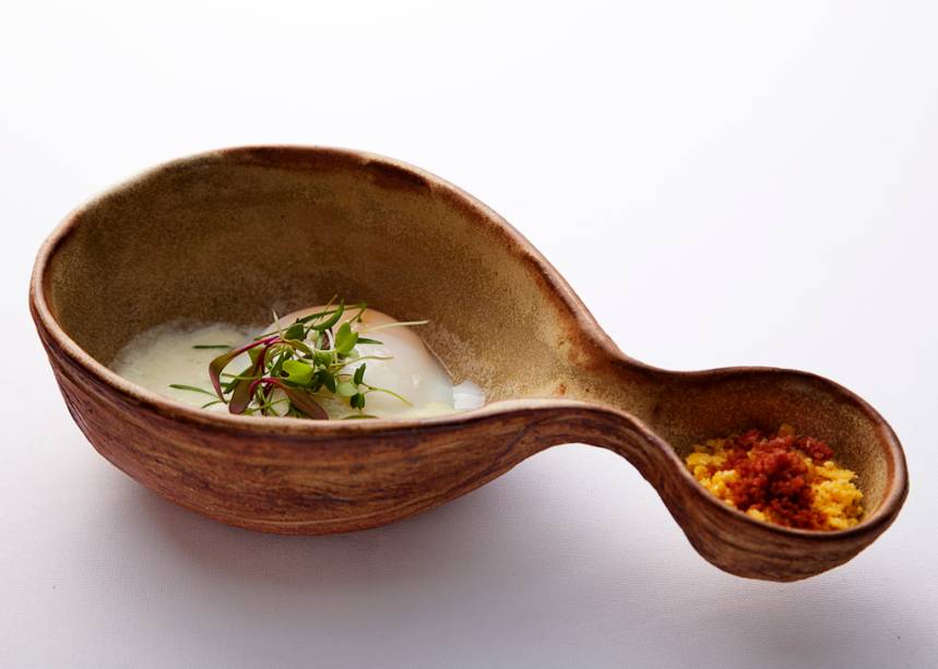 <a href="https://viajeaqui.abril.com.br/estabelecimentos/br-sp-sao-paulo-restaurante-dui" rel="Dui (São Paulo)"><strong>Dui</strong></a><strong> (São Paulo)</strong><br /> <br /> A chef Bel Coelho, do estrelado Dui, criou um menu especial a R$ 120 por pessoa para o dia<strong> 8 de abril</strong>, com ingredientes típicos da Páscoa. Na entrada será servido um <strong>ovo em baixa temperatura, com brandade de bacalhau e farofa de milho com paio</strong><em><strong> </strong>(foto)</em>. O prato principal será o carré de cordeiro com legumes, que foi incorporado novamente ao cardápio especialmente para a data. Para a sobremesa, a sugestão é um terrine de chocolate com marzipã e sorvete de jasmim <a href="https://viajeaqui.abril.com.br/estabelecimentos/br-sp-sao-paulo-restaurante-dui" rel="Dui (São Paulo)"><strong>Dui</strong></a><strong> (São Paulo)</strong><br /> <br /> A chef Bel Coelho, do estrelado Dui, criou um menu especial a R$ 120 por pessoa para o dia<strong> 8 de abril</strong>, com ingredientes típicos da Páscoa. Na entrada será servido um <strong>ovo em baixa temperatura, com brandade de bacalhau e farofa de milho com paio</strong><em><strong> </strong>(foto)</em>. O prato principal será o carré de cordeiro com legumes, que foi incorporado novamente ao cardápio especialmente para a data. Para a sobremesa, a sugestão é um terrine de chocolate com marzipã e sorvete de jasmim