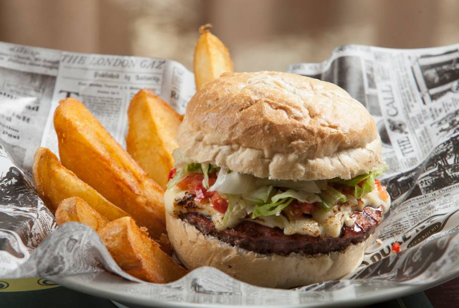 O (Stan) GetzBurger, dupla face de bovino e linguiça de lombo, campanha de cebola cristal com pimenta biquinho, alface americana e queijo Canastra, no pão francês redondo, será servido durante a Belo Horizonte Restaurant Week, no <a href="https://viajeaqui.abril.com.br/estabelecimentos/br-mg-belo-horizonte-restaurante-dukenduke" rel="DukenDuke"><strong>DukenDuke</strong></a>