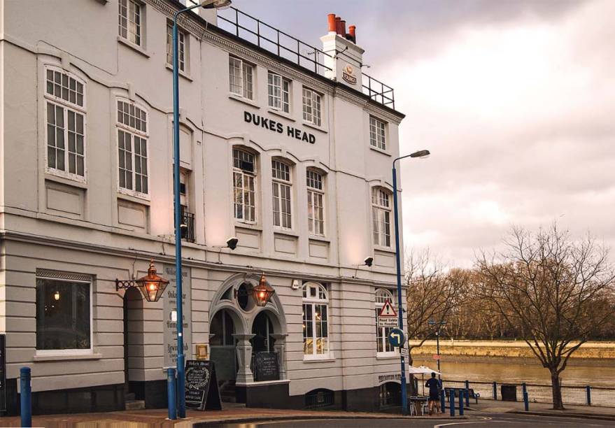 <a href="https://www.dukesheadputney.com/" rel="Duke’s Head" target="_blank"><strong>Duke’s Head</strong></a>        Um dos mais elegantes e aristocráticos pubs londrinos. No bairro de Putney, tem vista para o Tâmisa e para as regatas de remo que ocorrem no venerável e recuperado rio inglês. O Duke’s é, aliás, uma espécie de embaixada dos remadores, que se reúnem no subsolo. O salão principal é muito claro, com janelões, piso de taco e luminárias. Na lousa, veja quais são as real ales do dia, como a Young’s Special, fabricada desde 1831. <em>8 Lower Richmond Road, Putney</em>