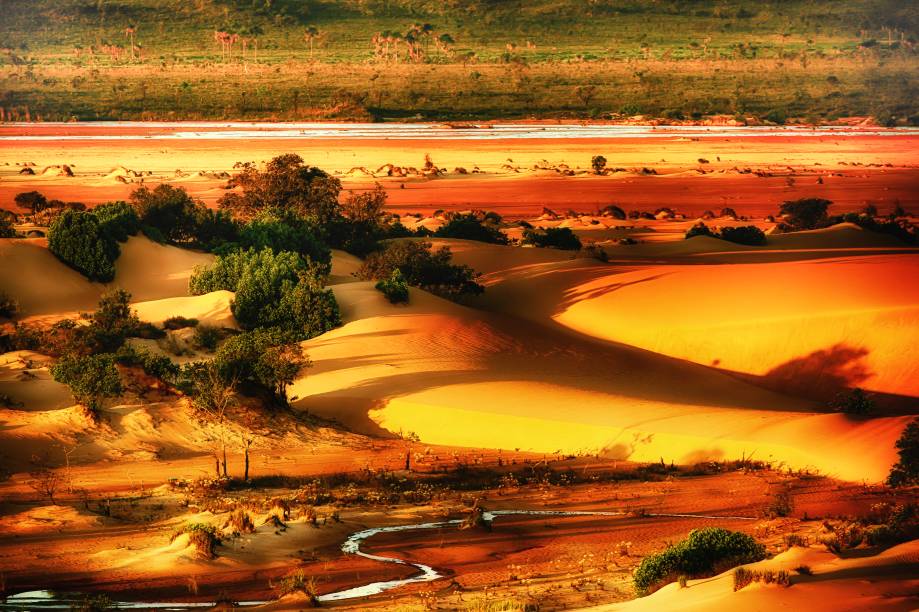<a href="https://viajeaqui.abril.com.br/cidades/br-to-jalapao" rel="Jalapão" target="_blank"><strong>Jalapão</strong></a>    Dunas de areia vermelha dão a impressão de deserto, mas há riachos e lagoas escondidos entre suas curvas