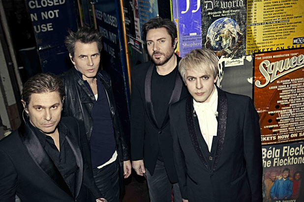 <strong>DURAN DURAN</strong>O grupo inglês conhecido por músicas como <em>Ordinary World</em>, <em>Came Undone</em> e <em>Notorious </em>tocou no Brasil no festival SWU do ano passado e aparentemente gostou bastante do público – quis voltar rapidinho, agora para apresentar o seu mais novo álbum, o<em> All You Need Is Now. </em><strong>Onde e Quando: </strong>Brasília (DF), dia 28 de abril, no Ginásio Nilson Nelson; Rio de Janeiro, dia 30, no Citibank Hall; São Paulo, dia 2 de maio, no Credicard Hall<strong>Ingressos: </strong>no site <a href="https://premier.ticketsforfun.com.br/shows/show.aspx?sh=DURANUMB12 " rel="Tickets For Fun" target="_blank">Tickets For Fun</a>