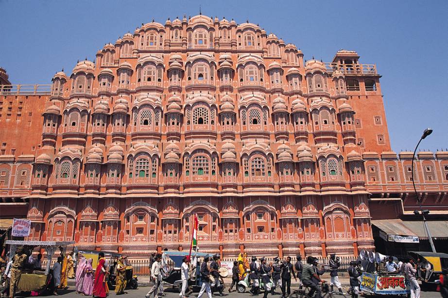 Hawa Mahal, o Palácio dos Ventos de Jaipur, de onde as mulheres da elite podiam ver o movimento das ruas sem serem notadas