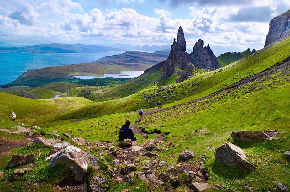 A noroeste do país, está o Old Man of Storr, uma formação rochosa natural localizada na ilha de Skye. A rocha serviu de cenário para o filme Prometeus, de Ridley Scott (2012)            <strong>LEIA MAIS: <a href="https://viajeaqui.abril.com.br/materias/fotos-grandes-destinos-no-reino-unido" rel="blabal" target="_blank">Doze melhores destinos no Reino Unido, a partir de Londres</a></strong>