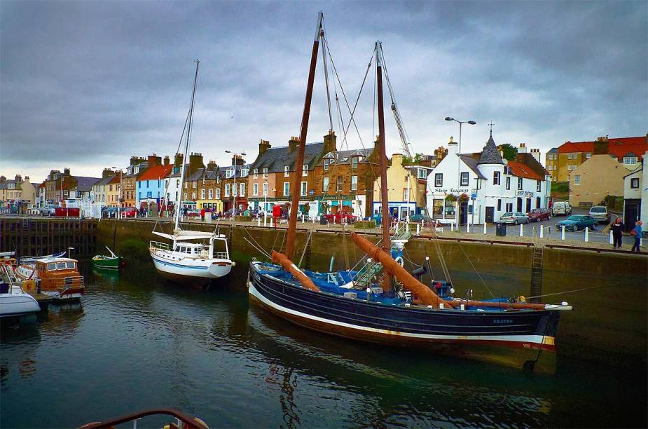 Ao norte de <a href="https://viajeaqui.abril.com.br/cidades/escocia-edimburgo" rel="Edimburgo" target="_blank">Edimburgo</a>, está o porto Neuk of Fife - na foto, os barcos "descansam" após uma tempestade