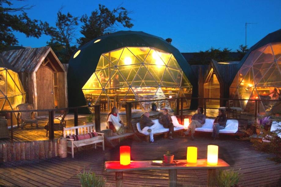 As tendas centrais do EcoCamp servem como espaçosas áreas onde os viajantes fazem as refeições e podem bater papo As tendas centrais do EcoCamp servem como espaçosas áreas onde os viajantes fazem as refeições e podem bater papo