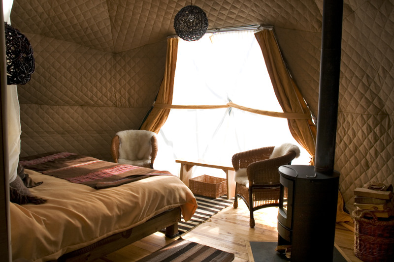 As tendas do Eco Camp são preparadas para resistir às fortes rajadas de vento, chuva e neve da região. Seu bem cuidado interior inclui pisos de madeira, fogão a lenha e confortáveis camas As tendas do Eco Camp são preparadas para resistir às fortes rajadas de vento, chuva e neve da região. Seu bem cuidado interior inclui pisos de madeira, fogão a lenha e confortáveis camas