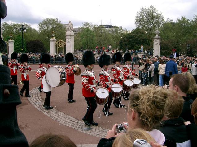 A troca da guarda no Palácio de Buckingham é um dos muitos eventos que fazem a alegria dos turistas em Londres A troca da guarda no Palácio de Buckingham é um dos muitos eventos que fazem a alegria dos turistas em Londres