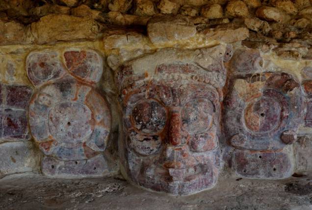 <strong>Edzná</strong><br />Como o nome indica, o Templo de los Mascarones tem a fachada tomada por diferentes máscaras com características e atributos estéticos próprios dos integrantes da elite: estrabismo, mutilação dental, adornos de nariz e orelhas e grandes toucados zoomorfos<br /> <strong>Edzná</strong><br />Como o nome indica, o Templo de los Mascarones tem a fachada tomada por diferentes máscaras com características e atributos estéticos próprios dos integrantes da elite: estrabismo, mutilação dental, adornos de nariz e orelhas e grandes toucados zoomorfos<br />