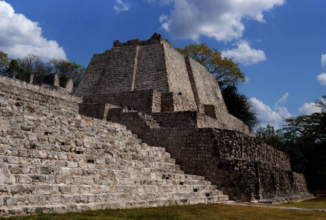 <strong>Edzná</strong><br />A cidade teve forte influência regional e manteve relações de poder com vizinhas ilustres como as arqui-inimigas Calakmul e Tikal. Além disso, contou também com um engenhoso sistema de canais para captação e distribuição de águas. Foi habitada até 1450 <strong>Edzná</strong><br />A cidade teve forte influência regional e manteve relações de poder com vizinhas ilustres como as arqui-inimigas Calakmul e Tikal. Além disso, contou também com um engenhoso sistema de canais para captação e distribuição de águas. Foi habitada até 1450